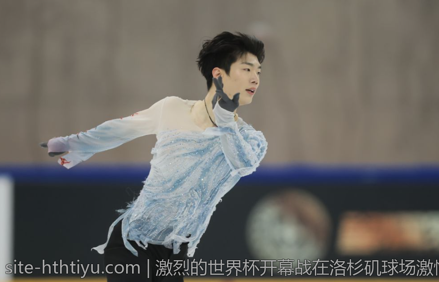 激烈的世界杯开幕战在洛杉矶球场激情上演